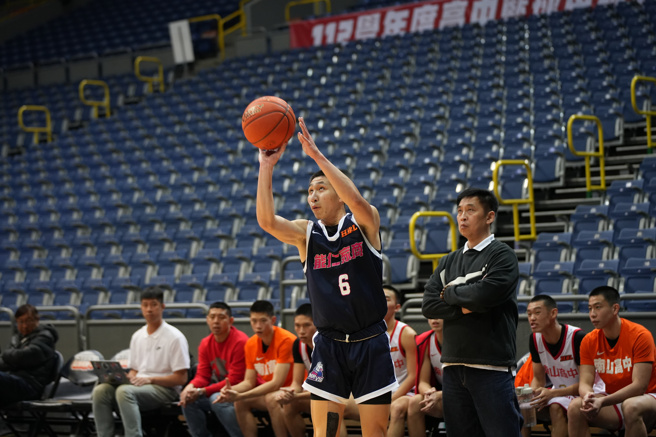 能仁家商王翊仲（左）投進15分。（高中體總提供）