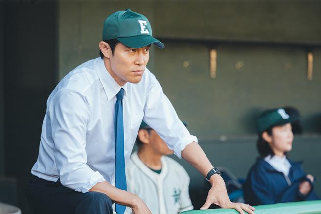 铃木亮平在主演《下克上球儿》中带领着一群少年追梦。（friDay影音提供）