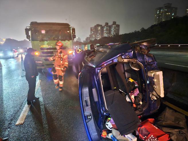 國道1號北向12公里處汐止系統發生事故。（翻攝畫面）