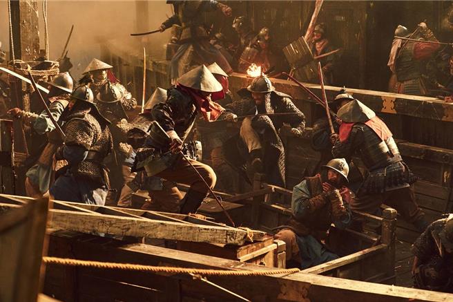 《露梁：死亡之海》海戰場景長達100分鐘，更勝前作。（車庫娛樂提供）