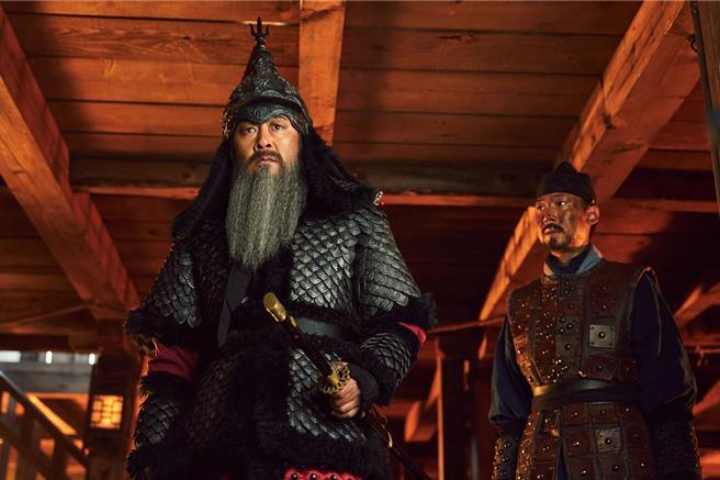 金倫奭在《露梁：死亡之海》飾演李舜臣將軍。（車庫娛樂提供）