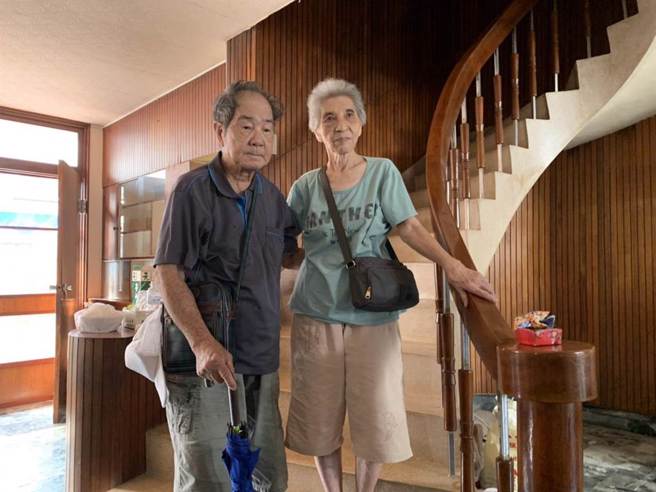 在被迫搬遷前，陳致曉的母親陳蔡信美與父親陳割，在心愛的旋轉樓梯前合影。（資料照/李宜杰攝）
