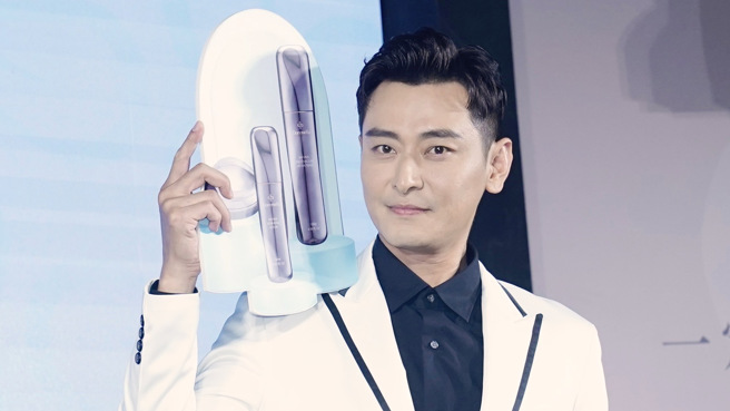 陳冠霖寒天幫助老人。（圖／中新社）