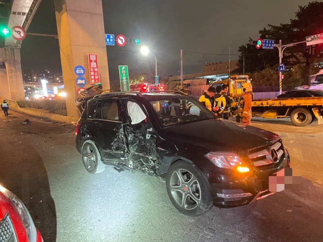 违规大迴转的宾士车，车身右侧凹陷。（翻摄画面）