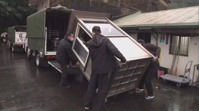 國安局駐守萬里人員將門口崗哨拆除並搬上卡車離開。（翻攝自中天新聞）

