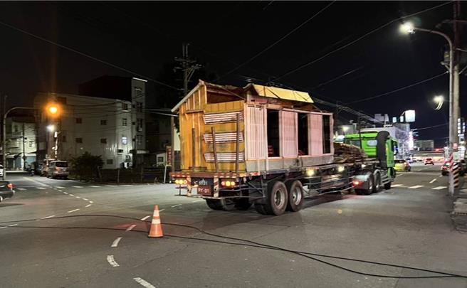 高雄47歲張姓男子於21日晚間9時許駕駛駕駛營業曳引車載運鴿舍行經路竹區金平路與仁愛路口時，因裝載鴿舍過高，不慎勾斷市警局監視器電纜線，幸未造成人員傷亡。（翻攝照片／林瑞益高雄傳真）