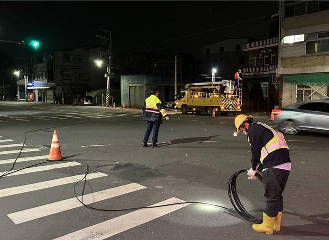 高雄47歲張姓男子於21日晚間9時許駕駛駕駛營業曳引車載運鴿舍行經路竹區金平路與仁愛路口時，因裝載鴿舍過高，不慎勾斷市警局監視器電纜線，警方通知台電人員到場搶修。（翻攝照片／林瑞益高雄傳真）