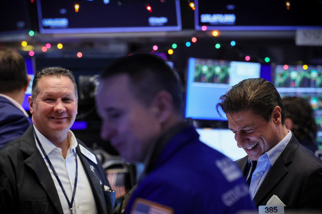 周四美股強力反彈，3大指數早盤全面上揚。（圖／路透社）