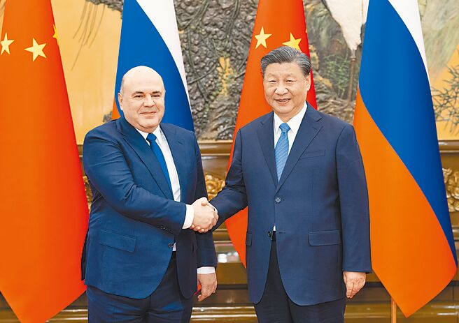 中国国家主席习近平（右）会晤俄罗斯总理米舒斯京。图／新华社