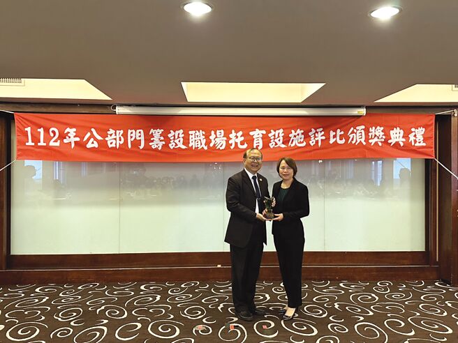 人事行政總處人事長蘇俊榮（左）頒發獎座，由副局長鄭秀絨代表受獎。圖／周榮發