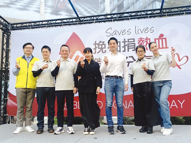 捐血中心課長劉俊宏（左起）、微風廣場本店店長楊林憙、微風廣場本店資深店長林泰興、微風集團策略長廖曉喬、台北市長蔣萬安、微風慈善基金會執行長陳美汀、微風女神佟凱玲共同傳遞愛與溫暖。圖／郭靜芝