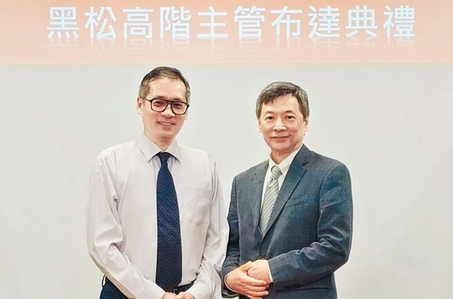 黑松新任總經理張智鈞（左）與堂哥董事長張斌堂攜手共創新局。圖／黑松提供