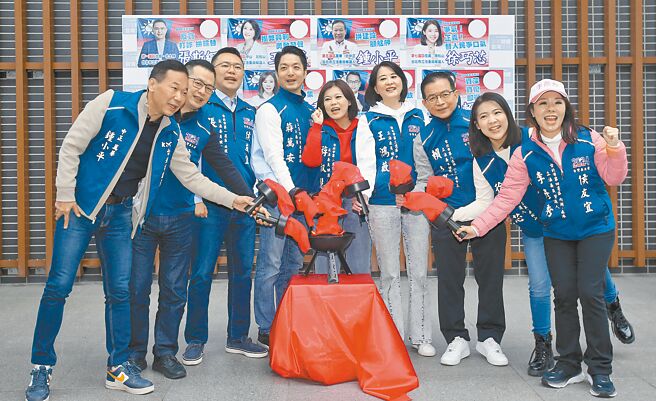台北市長蔣萬安（左四）20日陪同國民黨台北市立委參選人鍾小平（左起）、羅智強、張斯綱、游淑慧、王鴻薇、賴士葆、徐巧芯及李彥秀前往台北市選委會抽號次，並點燃勝利之火為自己打氣。（范揚光攝）