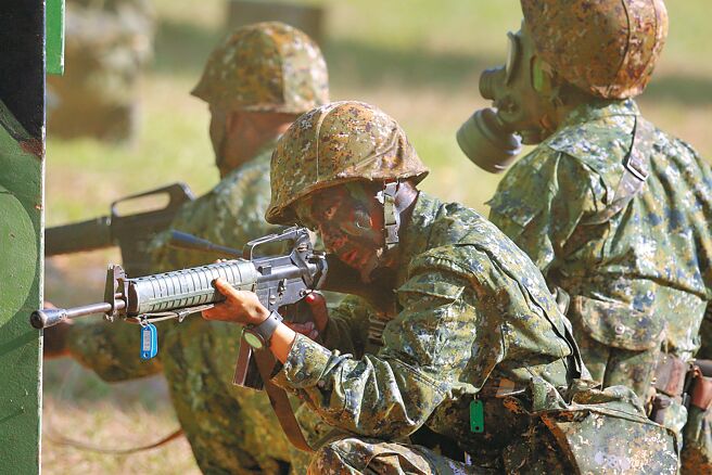 配合义务役恢復1年，教育部偕同国防部推出就学服役3＋1方案。多所大学放宽学分修业规定，台湾大学及政治大学1学期最多可修31学分，台师大则取消学分上限。（本报资料照片）