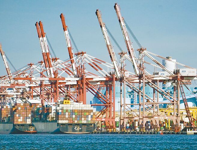 经济部统计处昨发布11月外销订单，金额506.3亿美元，年增1％，结束从去年7月开始的连14黑。图为停靠在高雄港区一景。（中央社）
