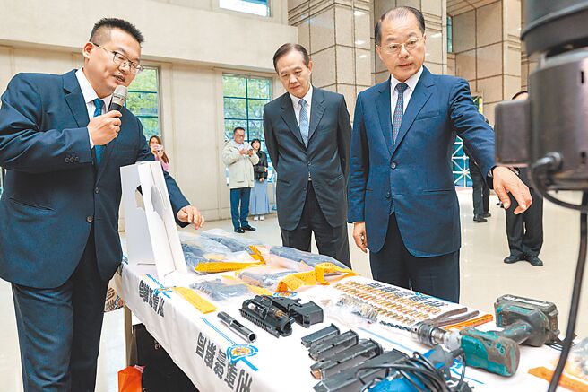 警政署长黄明昭（前排右）、刑事局长周幼伟（前排中）20日主持「专案扫荡四合一 铁腕强力打不法」记者会，并巡视赃证物等打击犯罪成果。（郭吉铨摄）