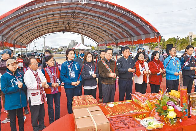 原民会补助5000多万元兴建苗栗县都会区原住民综合活动中心，原民会主委夷将．拔路儿（右六）20日参加动土典礼，允诺活动中心第2期经费会全数编排，也盼全体原住民立委都能支持。（谢明俊摄）