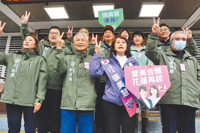 立委候選人號次抽籤，民進黨花蓮縣立委候選人張美慧（前右二）抽中2號，喊出「雙美合體花蓮再起」。（王志偉攝）
