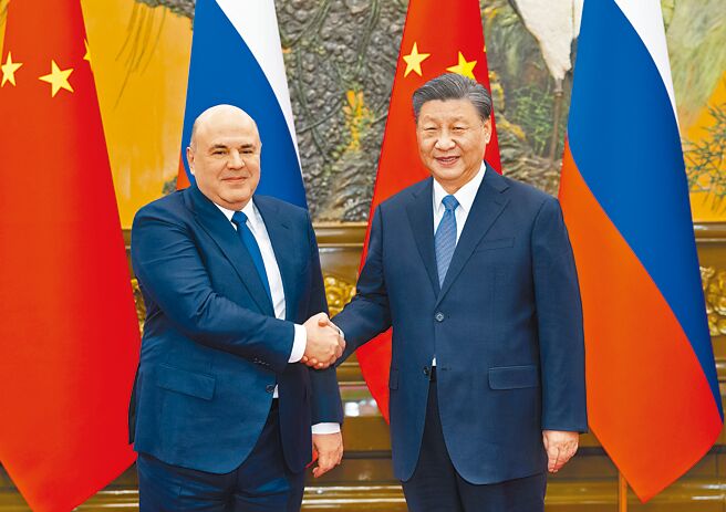 大陸國家主席習近平（右）20日在北京會見俄羅斯總理米舒斯京（左）。（新華社）