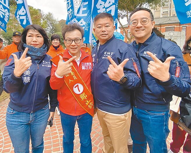 新竹市第11屆立法委員候選人號次20日出爐，國民黨鄭正鈐（左二）7號，他喊「旗（7）開得勝」與「Lucky 7」。（陳育賢攝）