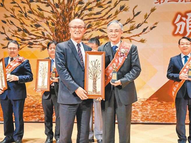 朝阳科大校长郑道明（前排右）20日获颁私校杰出校长奖，教育部次长林腾蛟（前排左）肯定朝阳科大在郑道明校长带领下表现亮眼。（朝阳科大提供／陈淑芬台中传真）