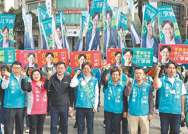 民进党台中六选区立委参选人江肇国（右四），20日由现任无党籍立委黄国书（左三）及选区内党籍议员陪同抽籤，强调接棒。（林欣仪摄）