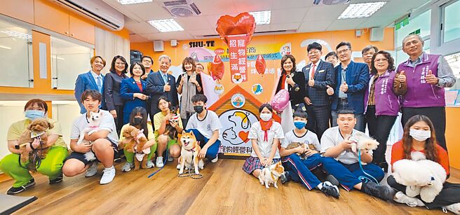 近年來毛小孩崛起，讓毛經濟也跟著起飛，「毛小孩」經濟產值上看600億，為此，樹德家商鎖定毛經濟，今年新設立寵物經營科，於113學年度開設實用技能學程正式招生。（樹德家商提供／楊舒婷高雄傳真）