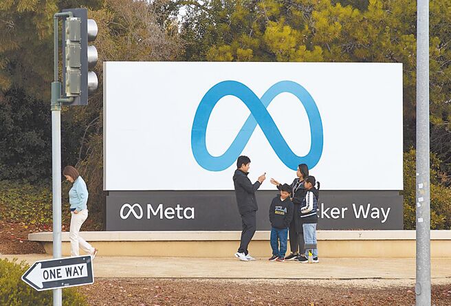 大马首相安华严打社群媒体上涉及分化、攻击种族、宗教和王室内容，Meta表明愿与监管单位合作。图为民眾在Meta总部前拍照。（中新社）