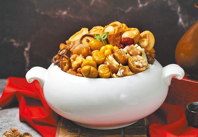 OKmart主打涵碧生活「上湯一品佛跳牆」，2888元。（OKmart提供）