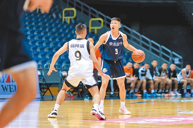 東泰高中蔡承翰（右）在20日的比賽組織進攻。（高中體總提供）