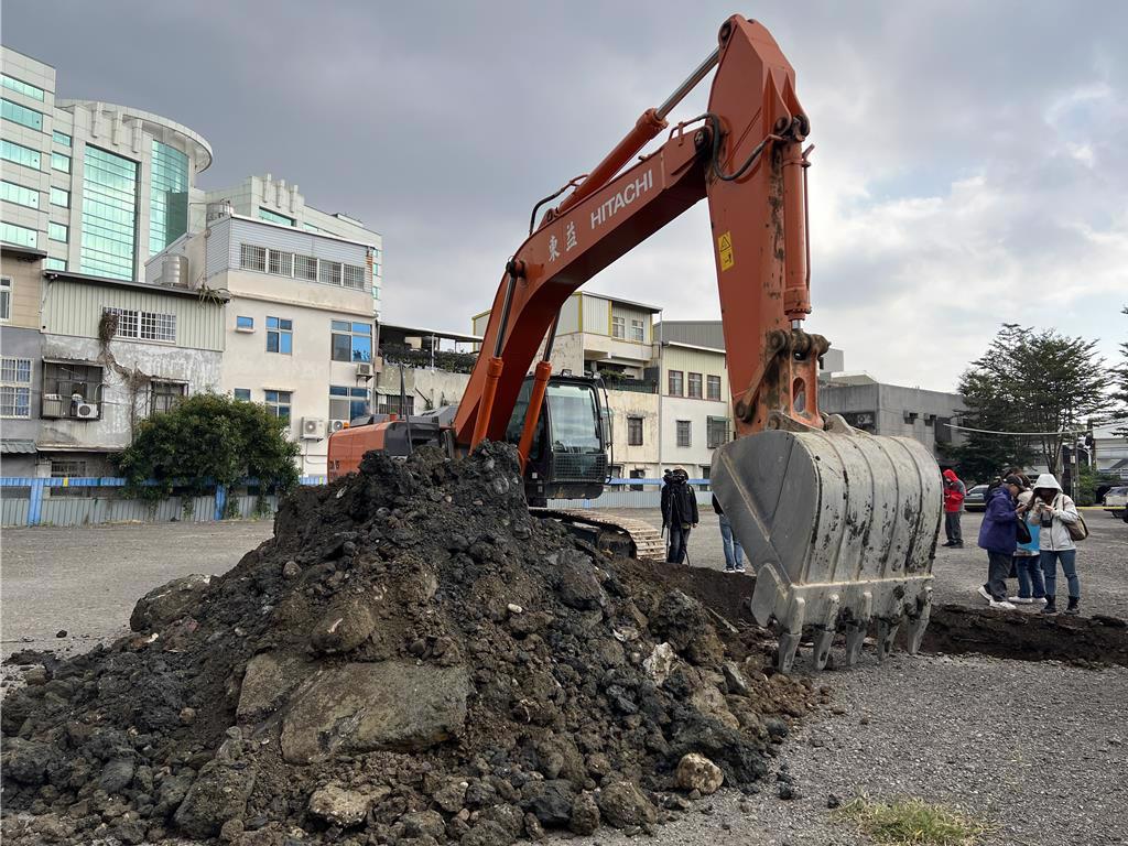 民眾黨總統候選人柯文哲名下持分新竹隆恩段農業用地，遭爆租給遊覽車停放，歷經2天場勘後，22日上午9點大型機具正式進場開挖。（王惠慧攝）