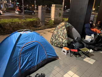 不怕寒流6度 果粉台北街頭搭帳篷 搶1折iPhone