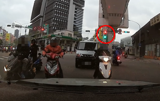 糗！駕駛左轉遭「機車包圍」無法動  下秒「全鳥獸散」獨留他卡路中