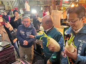 老縣長回來了！蘇貞昌陪張宏陸市場拜票 攤商送「好彩頭」
