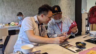 獨居長者提前圍爐 新北突破辦桌形式「陪長輩火鍋店吃到飽」