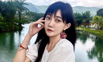 靈學女神無罩發麵包做愛心 傲人H級曲線藏不住網看傻