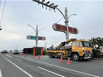 恍神過彎未減速 大貨車撞號誌桿翻覆路面