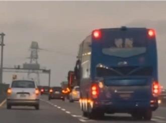寒流來襲、怪風狂吹 遊覽車搖晃行駛引驚呼