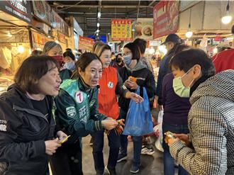 夫人出动！林佳龙、庄竞程「牵手」扫市场大展亲和力