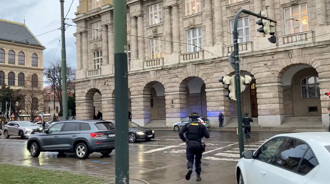 捷克枪击案》学生躲楼顶窗外惊险逃生 凶嫌另涉2案3命