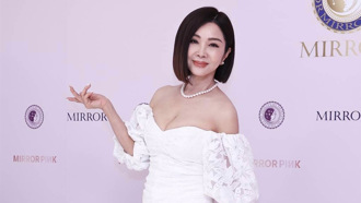 陈美凤隔40年青涩美照曝光 前男友背后环抱网惊：张菲？