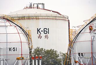 石化業受衝擊 將多繳163億稅金