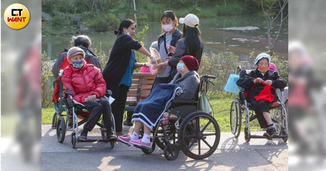 国发会预估，到2030年前，至少还要再引进40万名外来人力，才有机会补足台湾劳动力缺口。（图／黄耀徵摄）