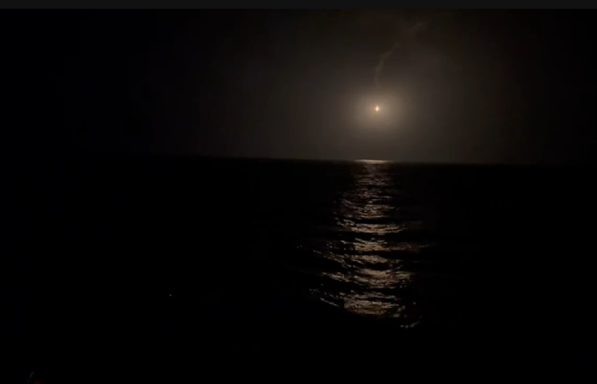 直击海上搜救！照明弹照亮夜空，海空漏夜搜索3失联潜舰士官无所获。(海巡署提供)