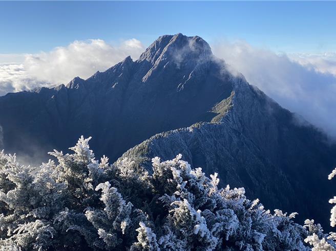 玉山氣象站（玉山北峰）今晨霧淞。（氣象署提供／林良齊台北傳真）