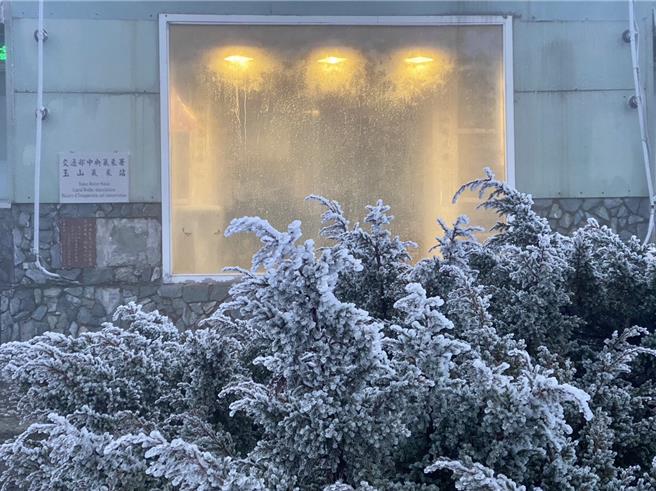 玉山氣象站（玉山北峰）今晨霧淞。（氣象署提供／林良齊台北傳真）