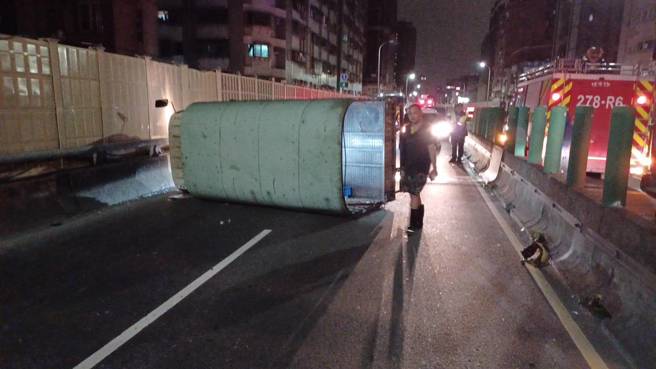 寒夜失控撞護欄！三重中山橋「小貨車翻覆」，側躺佔路中。(葉庭欣/翻攝)