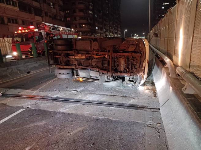 寒夜失控撞護欄！三重中山橋「小貨車翻覆」，側躺佔路中。(葉庭欣/翻攝)