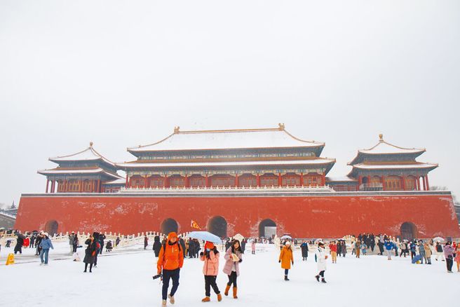 冬至开启中最冷时段，大陆冰冻线跨过淮河。图为北京故宫的雪景与人潮。（本报资料照／吴泓勋摄）