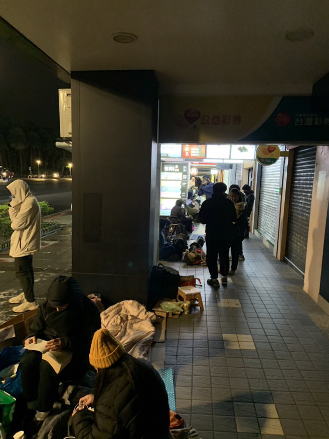 1折iPhone太誘人，連寒流來襲都擋不住排隊熱血。（讀者提供）